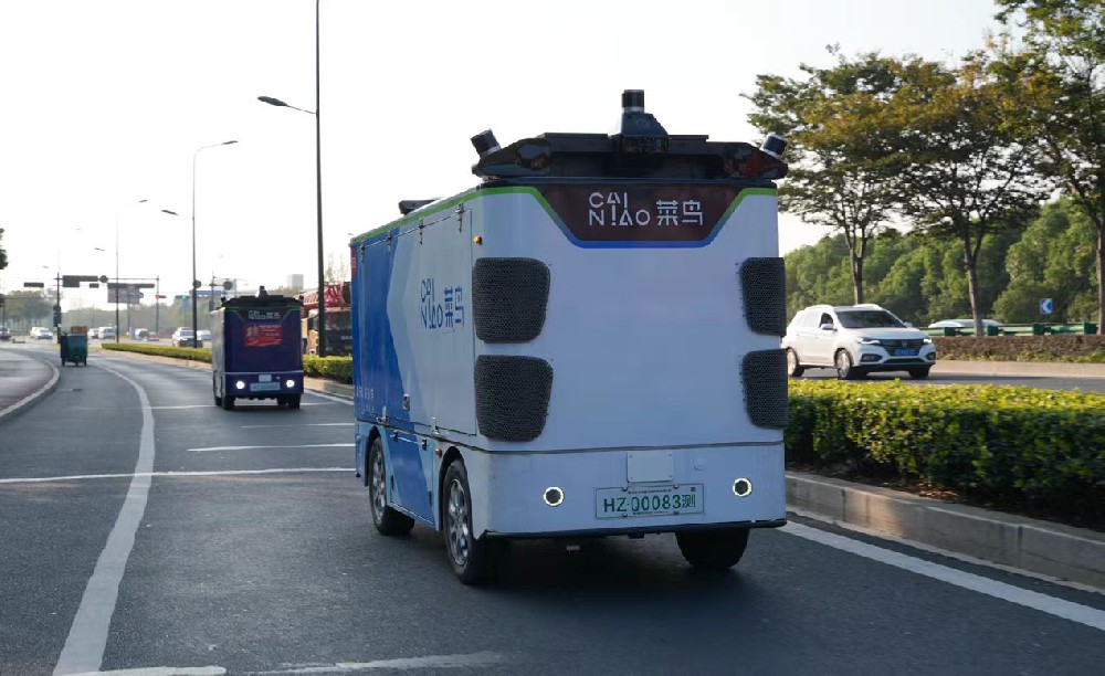 2025媒体管家：菜鸟无人车现身“双11”：单车日均运送包裹2000件 每票快递降本1毛