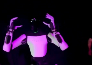 特斯拉Optimus机器人演示时摔倒 手忙脚乱“摘VR头显”露了馅