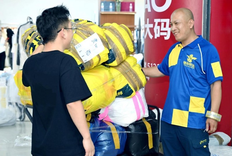 德邦快递员180天坚守，以专业服务赢得郑州服装市场好评