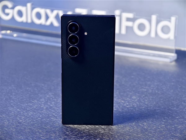 19999元起！三星Galaxy Z TriFold国行真机上手：手机瞬间变10英寸平板