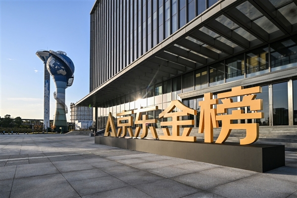 金榜加冕！影驰 RTX 5080金属大师黑金版OC显卡斩获京东2025年度显卡品质金奖！