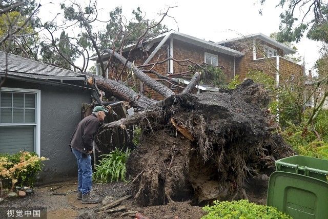 美国加州遭遇新一轮“大气河”风暴：洪水预警，数万人断电